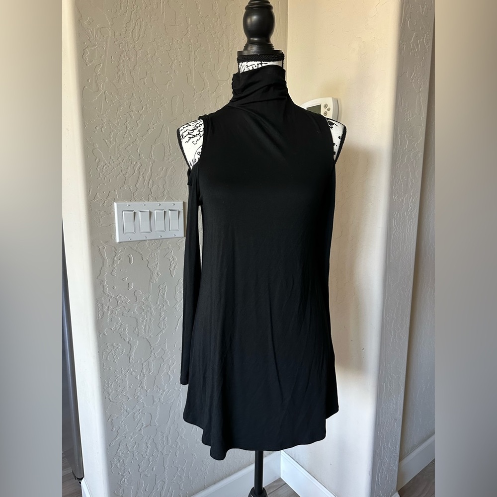Women’s cold shoulder tunic top size small